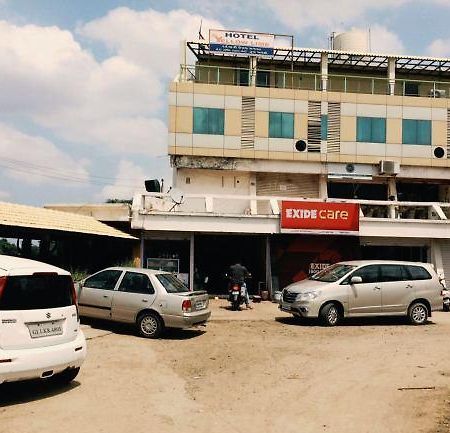 Hotel Yellow Lime Amhedabad Dış mekan fotoğraf
